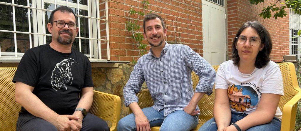 Las tres personas que participan en el diálogo