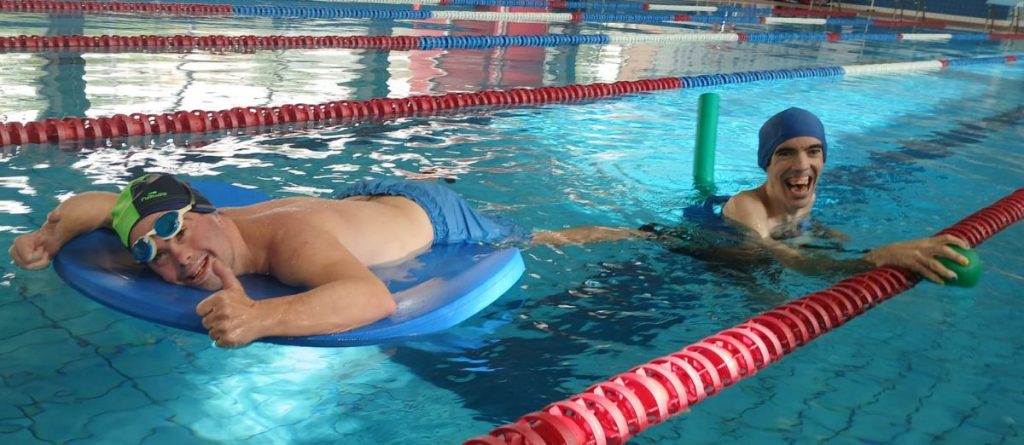 Personas nadando en una pisicina