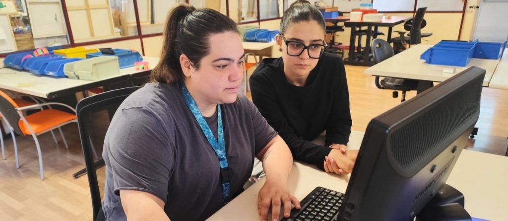 Dos trabajadores de Fundación AMÁS trabajando