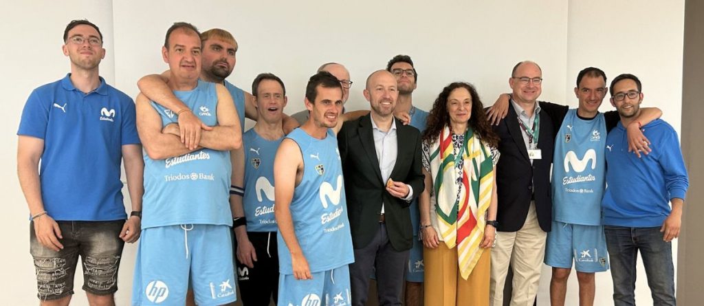 Imagen de equipo entre Movistar Estudiantes, Triodos y Fundación AMÁS.