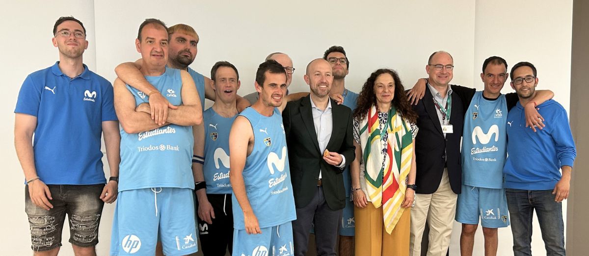 Imagen de equipo entre Movistar Estudiantes, Triodos y Fundación AMÁS.