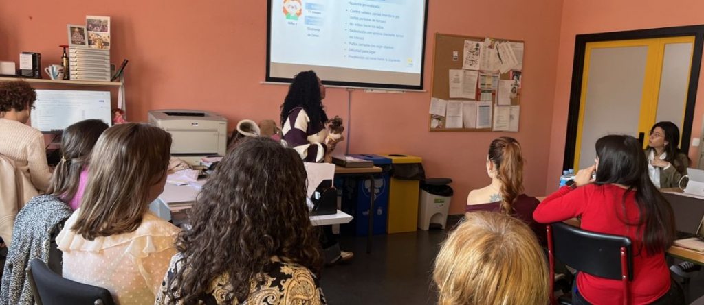 Personas atendiendo en un aula