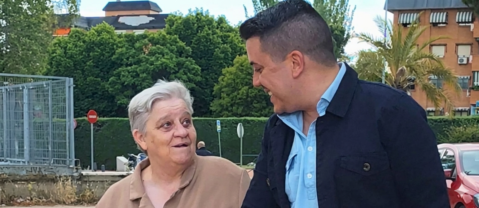 Dos personas se miran a la cara