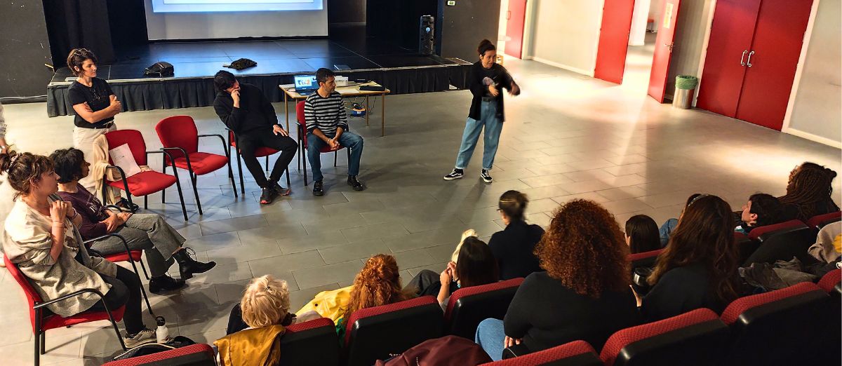 Alumnos atendiendo a las indicaciones del profesorado