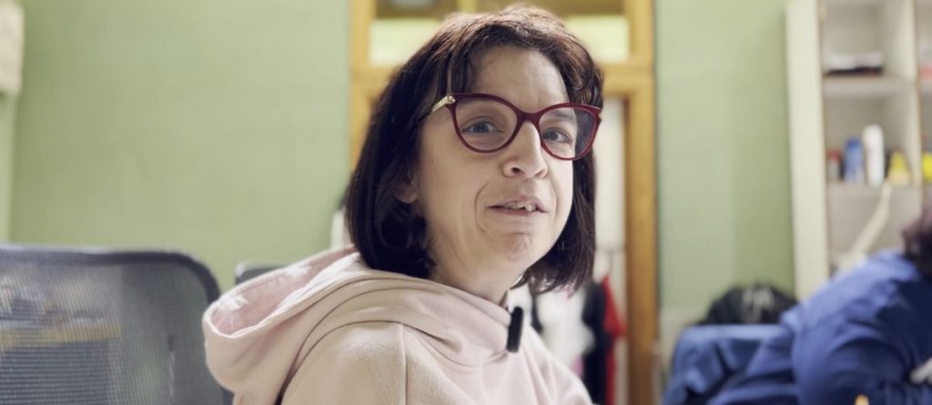 Eva, una de las beneficiarias, mirando a cámara