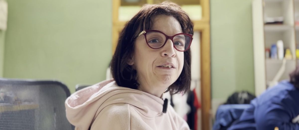 Eva, una de las beneficiarias, mirando a cámara