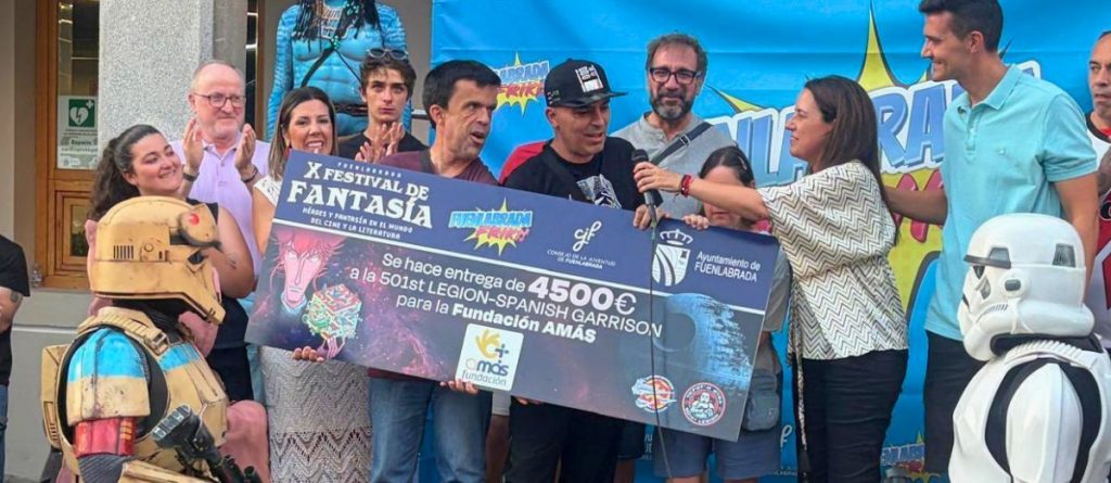 Momento de entrega de el talonario de 4.500 euros.