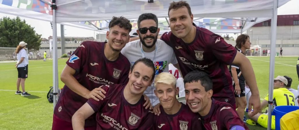 Jugadores del C.D. Leganés en el campo de fútbol.