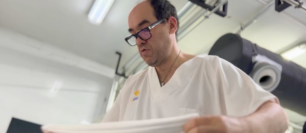 Trabajador en la lavandería de AMÁS