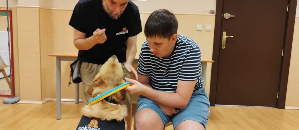 Dos personas en la terapía canina.