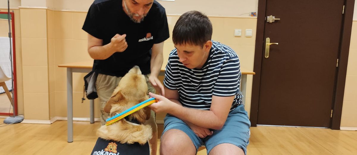 Dos personas en la terapía canina.