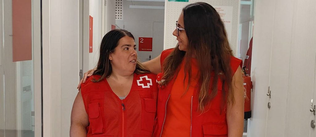 Dos personas se miran con ternura a la cara