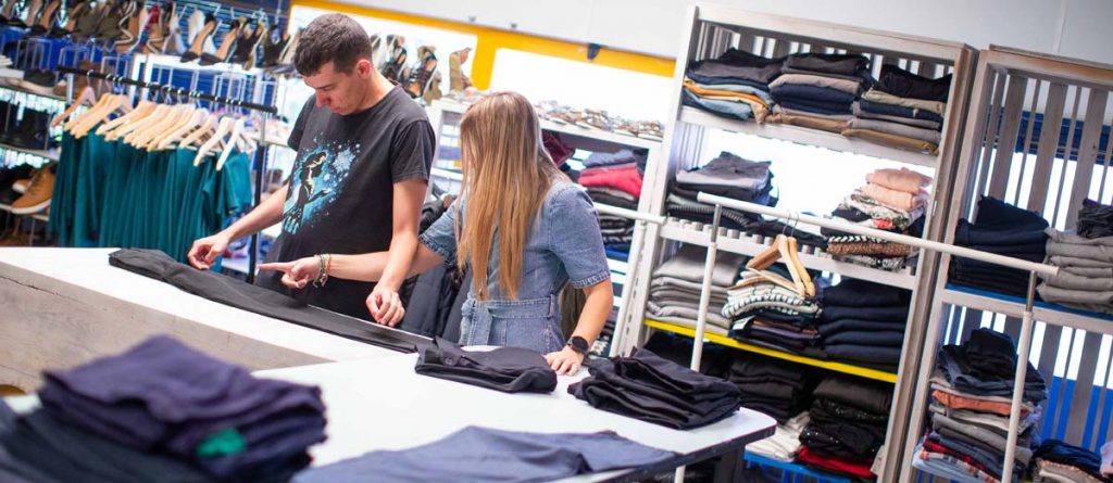 Un alumno de la escuela en el area textil