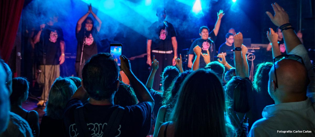 Corazones listos en el escenario ante una sala dedicada