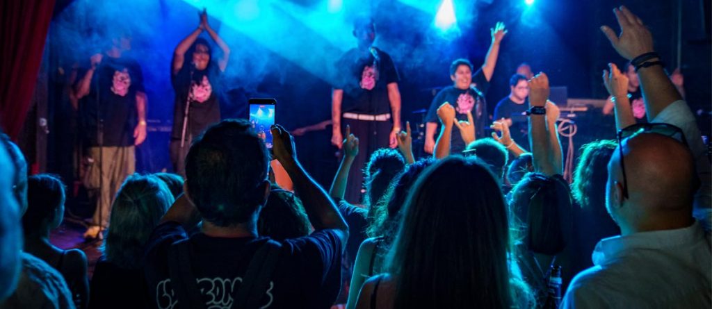 Corazones Listos en el escenario ante una sala dedicada