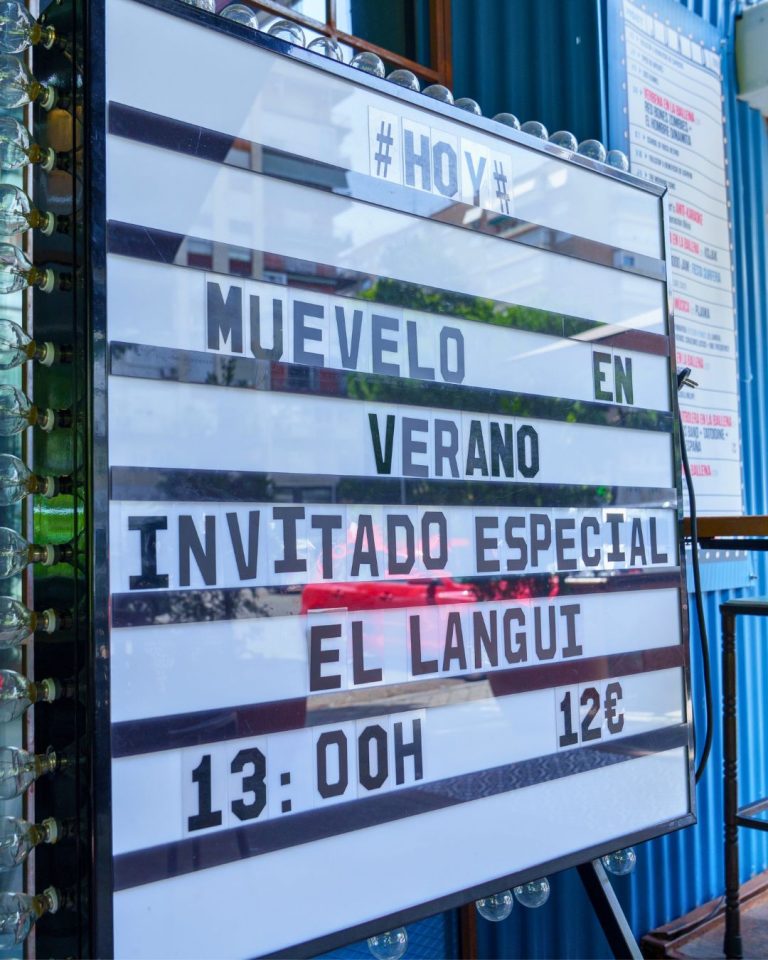 Cartel de acceso a la sala