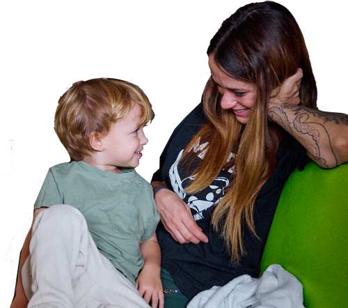 Un niño y su madre en atención temprana