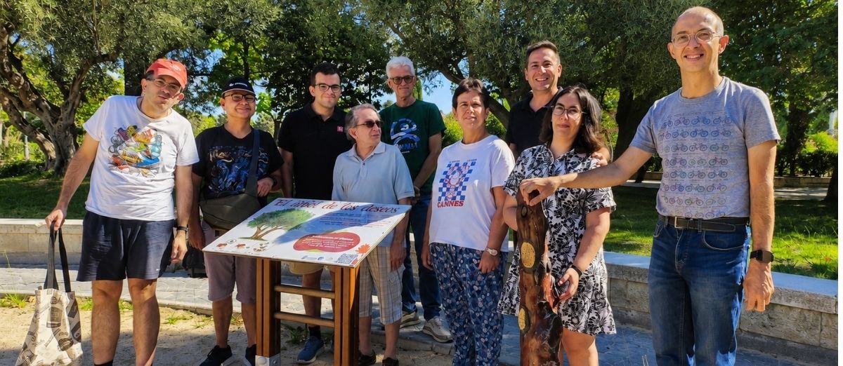 Participantes del proyecto alrededor del altavoz mágico